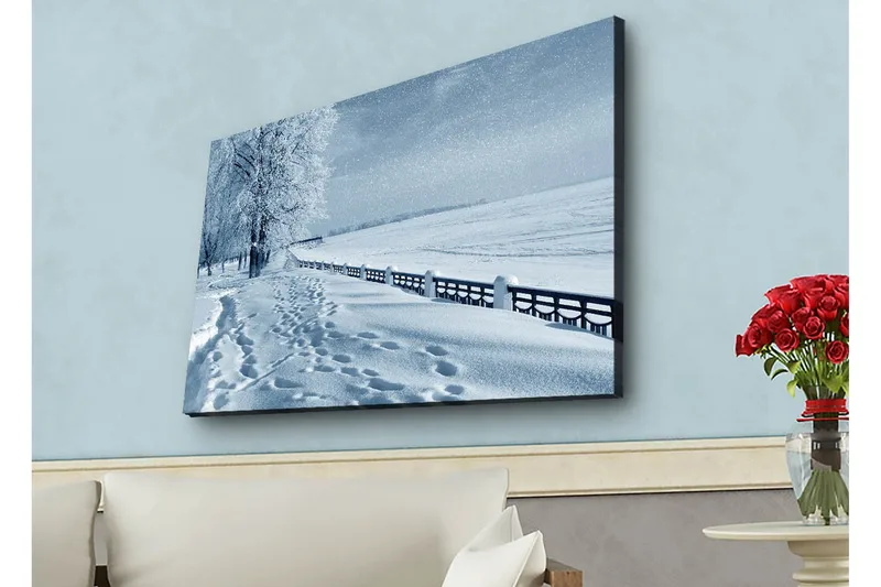 Lerretsbilde med LED-belysning - Snødekt landskap med spor i snøen og trær langs en vei - Hvit / Lys blå / Grå - Innredning - Bilder & kunst - Lerretsbilder