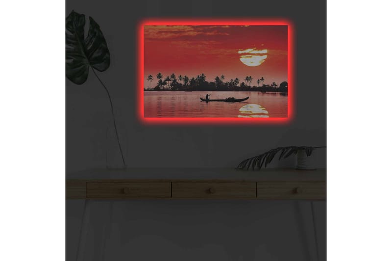 Lerretsbilde med LED-belysning - Solnedgang over en rolig innsjø med silhuetter av palmer og en båt - Rød / Svart / Oransje - Innredning - Bilder & kunst - Lerretsbilder