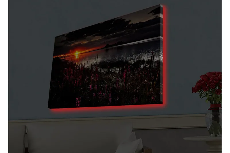 Lerretsbilde med LED-belysning - Solnedgang over en speilblank innsjø med blomstrende planter i forgrunnen - Mørk rosa / Oransje / Svart - Innredning - Bilder & kunst - Lerretsbilder