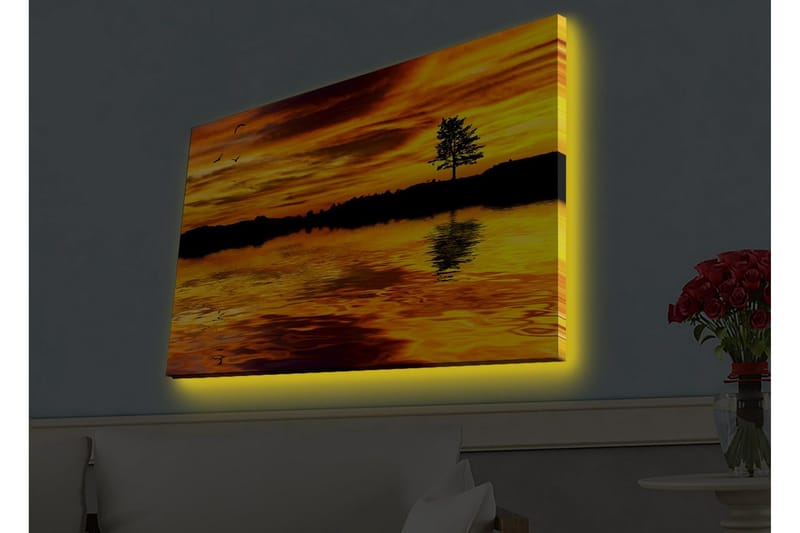 Lerretsbilde med LED-belysning - Solnedgang over en speilblank innsjø med en silhuett av et tre - Gull / Oransje / Svart - Innredning - Bilder & kunst - Lerretsbilder
