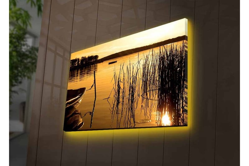 Lerretsbilde med LED-belysning - Solnedgang over rolig vann med siv og en båt i forgrunnen - Gull / Brun / Svart - Innredning - Bilder & kunst - Lerretsbilder