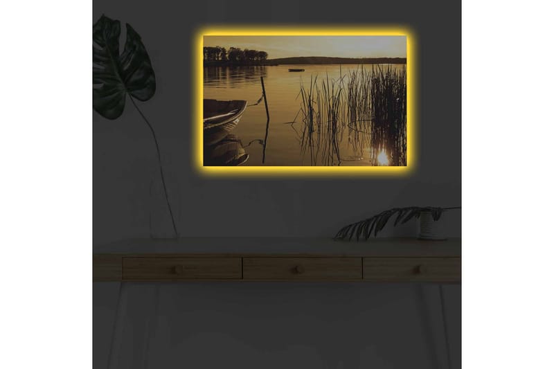 Lerretsbilde med LED-belysning - Solnedgang over rolig vann med siv og en båt i forgrunnen - Gull / Brun / Svart - Innredning - Bilder & kunst - Lerretsbilder