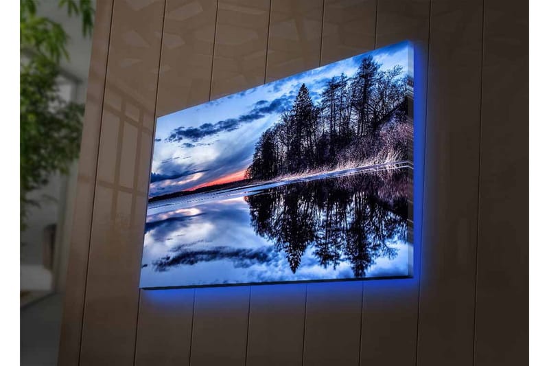 Lerretsbilde med LED-belysning - Speillignende innsjølandskap med silhuetter av trær i skumringen - Blå / Svart / Grå - Innredning - Bilder & kunst - Lerretsbilder
