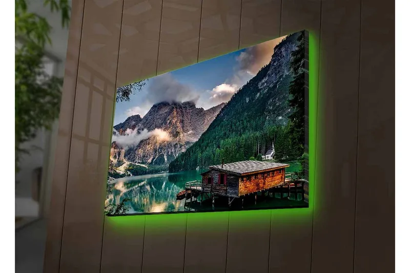 Lerretsbilde med LED-belysning - Stemningsfull fjellsjø med en trehytte ved vannet - Grønn / Blå / Brun - Innredning - Bilder & kunst - Lerretsbilder