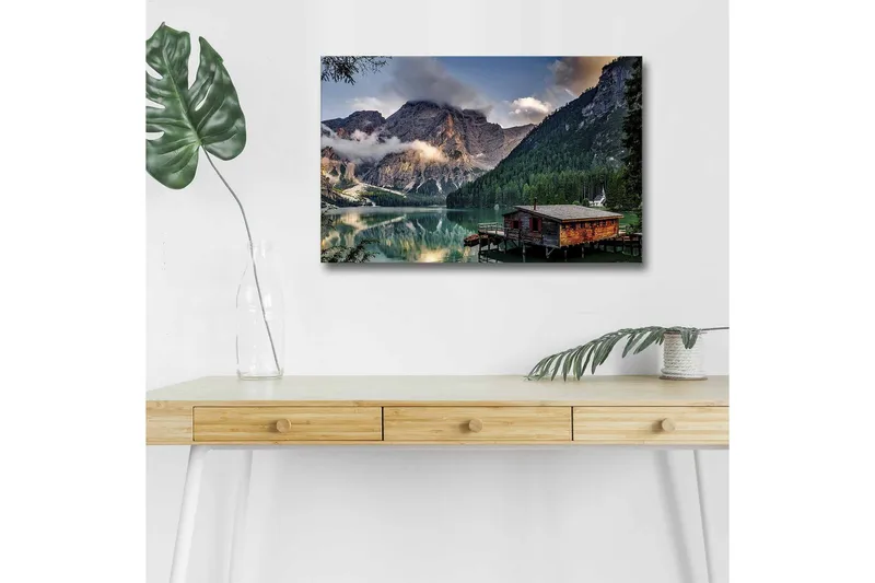 Lerretsbilde med LED-belysning - Stemningsfull fjellsjø med en trehytte ved vannet - Grønn / Blå / Brun - Innredning - Bilder & kunst - Lerretsbilder