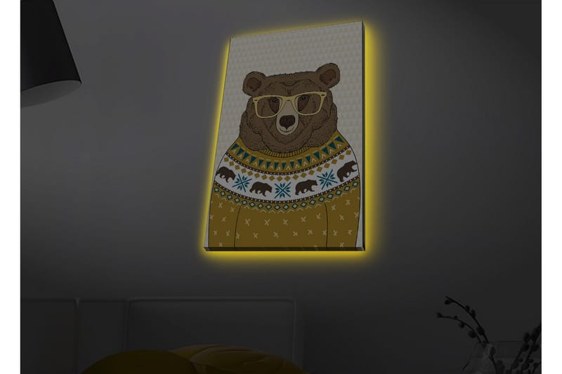 Lerretsbilde med LED-belysning - Stilig bjørn med briller i mønstret genser - Brun / Gul / Blå - Innredning - Bilder & kunst - Lerretsbilder