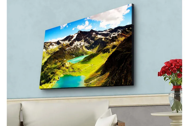 Lerretsbilde med LED-belysning - Storslått fjellandskap med glitrende innsjøer og grønne enger, Grønn / Blå / Hvit