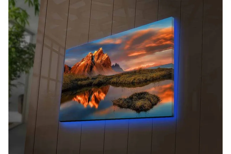 Lerretsbilde med LED-belysning - Storslått fjellandskap med refleksjoner i en rolig innsjø - Oransje / Blå / Grønn - Innredning - Bilder & kunst - Lerretsbilder