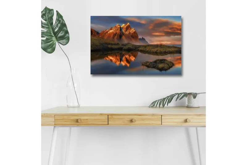 Lerretsbilde med LED-belysning - Storslått fjellandskap med refleksjoner i en rolig innsjø, Oransje / Blå / Grønn