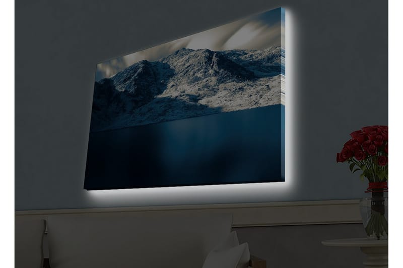 Lerretsbilde med LED-belysning - Storslått fjellandskap med snødekte fjelltopper og speilblanke vannflater - Mørk blå / Hvit / Grå - Innredning - Bilder & kunst - Lerretsbilder