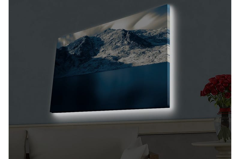 Lerretsbilde med LED-belysning - Storslått fjellandskap med snødekte fjelltopper og speilblanke vannflater - Mørk blå / Hvit / Grå - Innredning - Bilder & kunst - Lerretsbilder