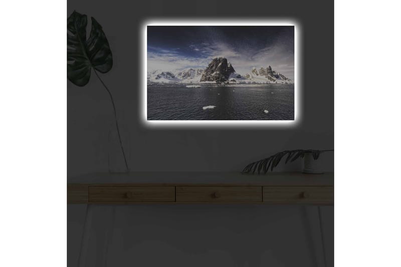 Lerretsbilde med LED-belysning - Storslått fjellkjede med snødekte topper ved en speilblank innsjø - Mørk blå / Hvit / Grå - Innredning - Bilder & kunst - Lerretsbilder