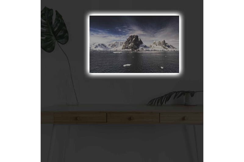 Lerretsbilde med LED-belysning - Storslått fjellkjede med snødekte topper ved en speilblank innsjø - Mørk blå / Hvit / Grå - Innredning - Bilder & kunst - Lerretsbilder