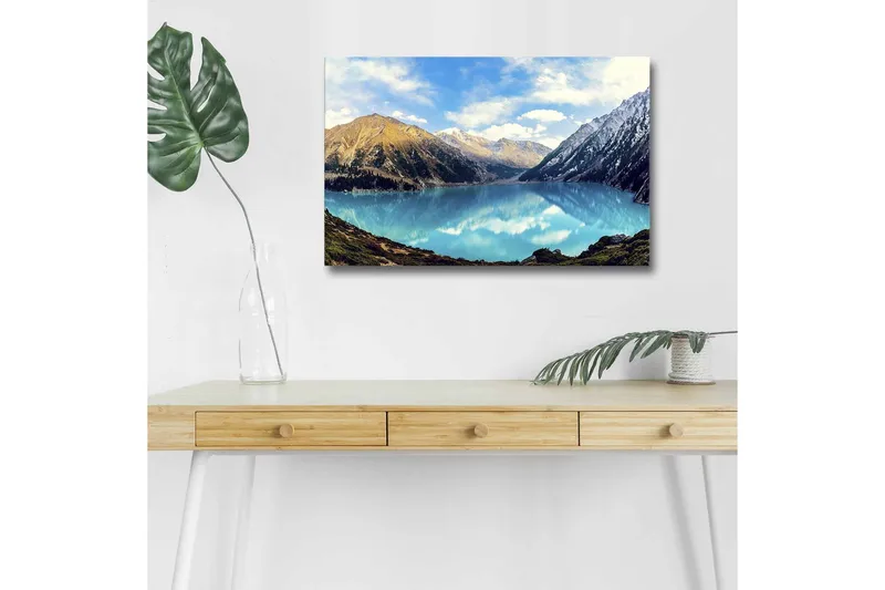 Lerretsbilde med LED-belysning - Storslått fjellsjø med speilblanke vannflater, Turkis / Grønn / Brun