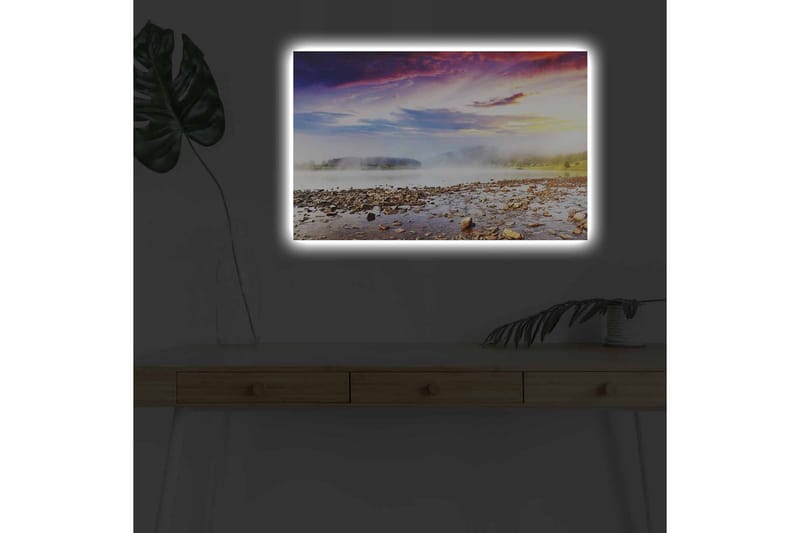 Lerretsbilde med LED-belysning - Storslått landskapsutsikt med tåke over en innsjø og fargerik himmel - Lilla / Oransje / Blå - Innredning - Bilder & kunst - Lerretsbilder