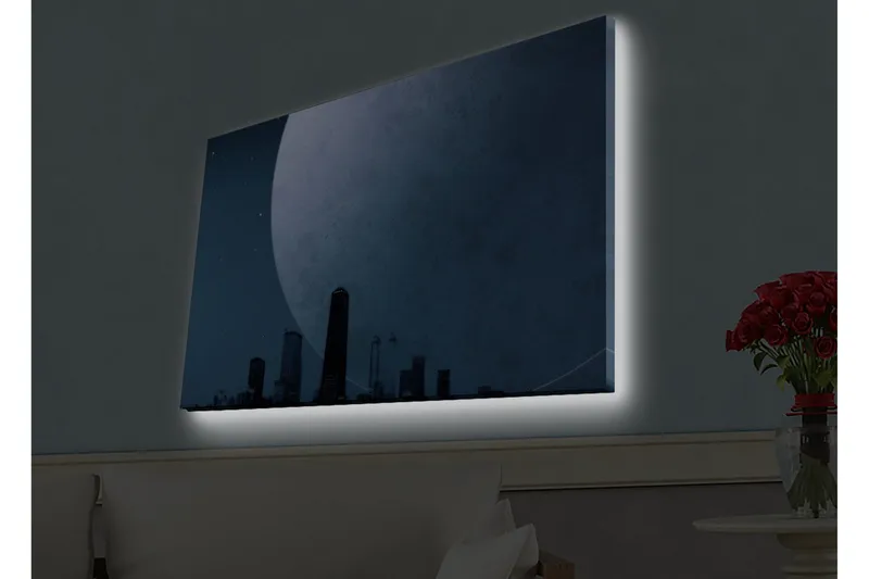 Lerretsbilde med LED-belysning - Storslått måne over en bysilhuett i skumringen, Mørk blå / Grå / Svart