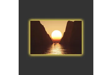 Lerretsbilde med LED-belysning - Storslått solnedgang over en smal fjord med en seilbåt i silhuett - Oransje / Brun / Gull - Innredning - Bilder & kunst - Lerretsbilder