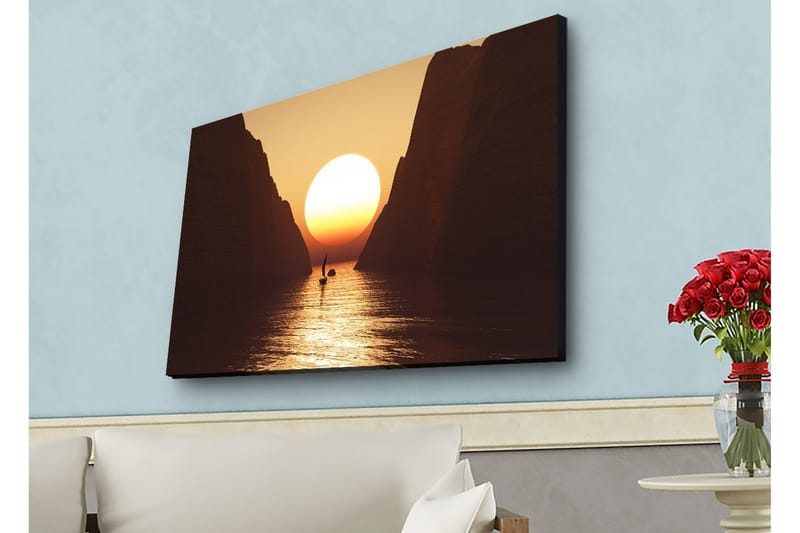 Lerretsbilde med LED-belysning - Storslått solnedgang over en smal fjord med en seilbåt i silhuett - Oransje / Brun / Gull - Innredning - Bilder & kunst - Lerretsbilder