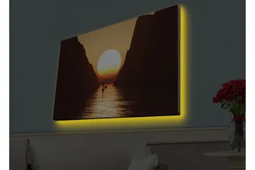 Lerretsbilde med LED-belysning - Storslått solnedgang over en smal fjord med en seilbåt i silhuett - Oransje / Brun / Gull - Innredning - Bilder & kunst - Lerretsbilder