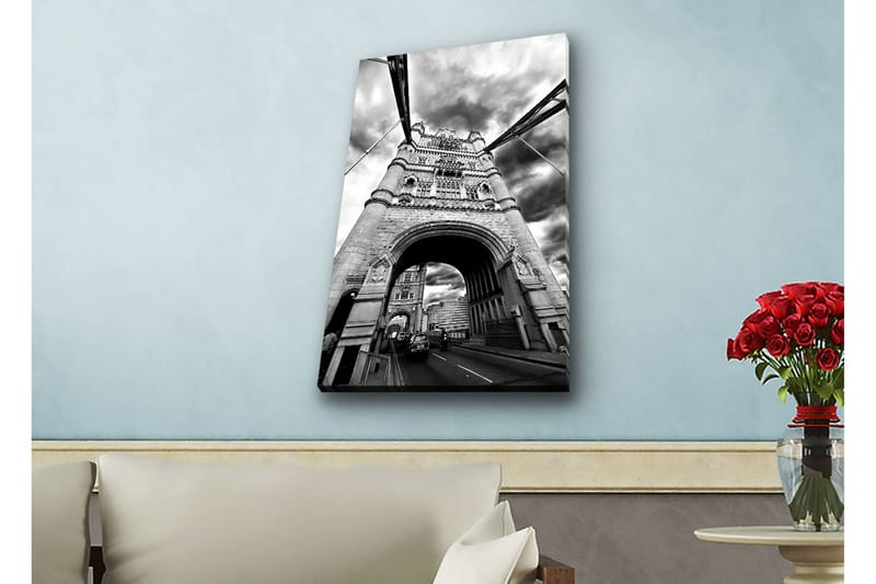 Lerretsbilde med LED-belysning - Svart-hvitt-bilde av Tower Bridge i London med dramatiske skyer, Svart / Hvit / Grå