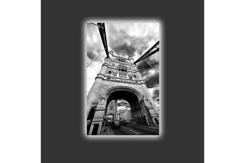 Lerretsbilde med LED-belysning - Svart-hvitt-bilde av Tower Bridge i London med dramatiske skyer - Svart / Hvit / Grå - Innredning - Bilder & kunst - Lerretsbilder