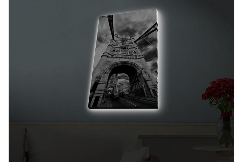 Lerretsbilde med LED-belysning - Svart-hvitt-bilde av Tower Bridge i London med dramatiske skyer - Svart / Hvit / Grå - Innredning - Bilder & kunst - Lerretsbilder