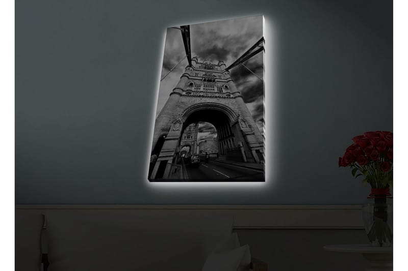 Lerretsbilde med LED-belysning - Svart-hvitt-bilde av Tower Bridge i London med dramatiske skyer - Svart / Hvit / Grå - Innredning - Bilder & kunst - Lerretsbilder