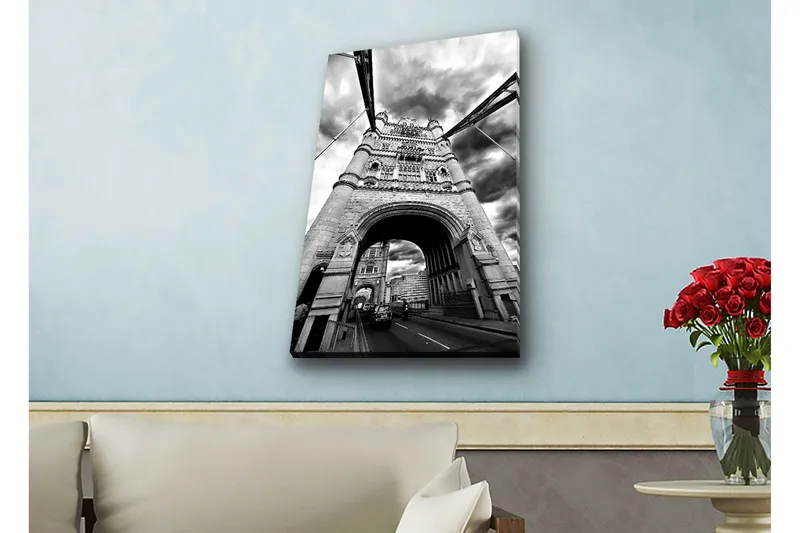 Lerretsbilde med LED-belysning - Svart-hvitt-bilde av Tower Bridge i London med dramatiske skyer, Svart / Hvit / Grå