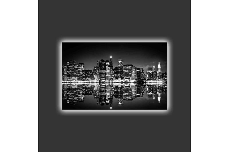 Lerretsbilde med LED-belysning - Svart-hvitt bysilhuett med refleksjoner i vannoverflaten - Svart / Hvit / Grå - Innredning - Bilder & kunst - Lerretsbilder