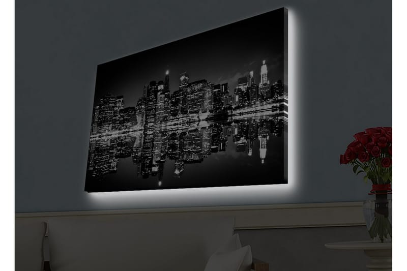 Lerretsbilde med LED-belysning - Svart-hvitt bysilhuett med refleksjoner i vannoverflaten - Svart / Hvit / Grå - Innredning - Bilder & kunst - Lerretsbilder