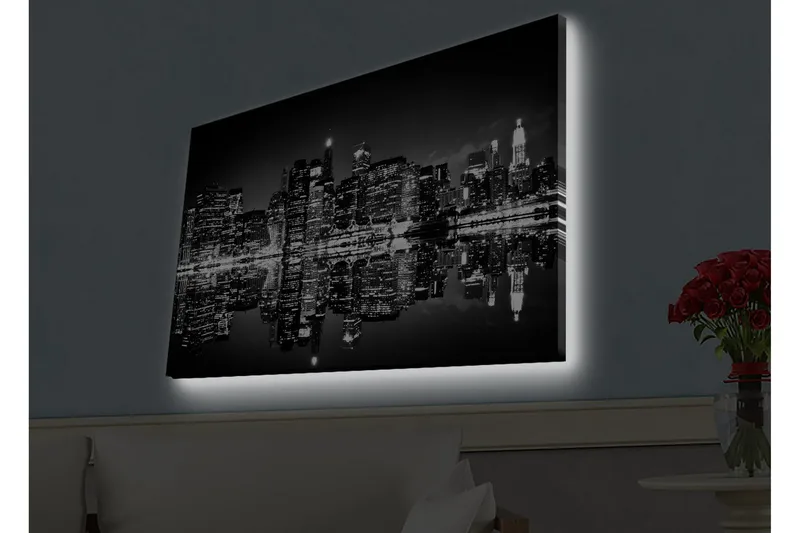 Lerretsbilde med LED-belysning - Svart-hvitt bysilhuett med refleksjoner i vannoverflaten - Svart / Hvit / Grå - Innredning - Bilder & kunst - Lerretsbilder