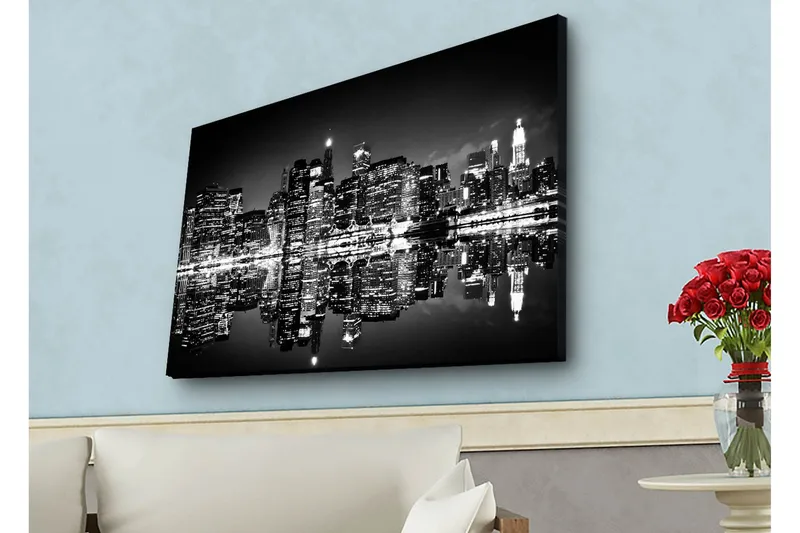 Lerretsbilde med LED-belysning - Svart-hvitt bysilhuett med refleksjoner i vannoverflaten, Svart / Hvit / Grå