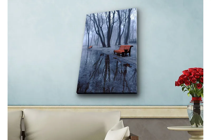Lerretsbilde med LED-belysning - Tåke over en park med benker og refleksjoner i sølepytter, Mørk blå / Grå / Oransje