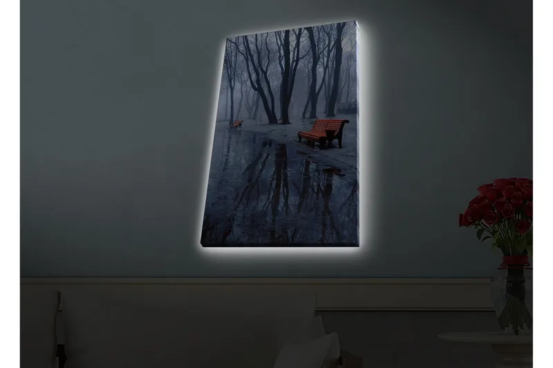 Lerretsbilde med LED-belysning - Tåke over en park med benker og refleksjoner i sølepytter - Mørk blå / Grå / Oransje - Innredning - Bilder & kunst - Lerretsbilder