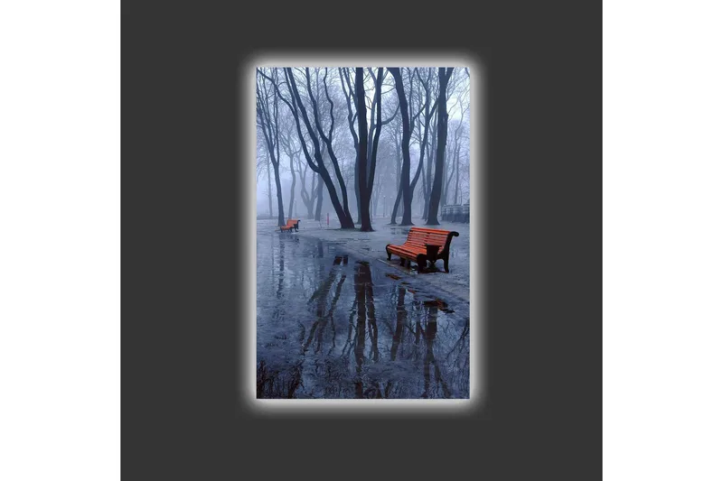 Lerretsbilde med LED-belysning - Tåke over en park med benker og refleksjoner i sølepytter - Mørk blå / Grå / Oransje - Innredning - Bilder & kunst - Lerretsbilder
