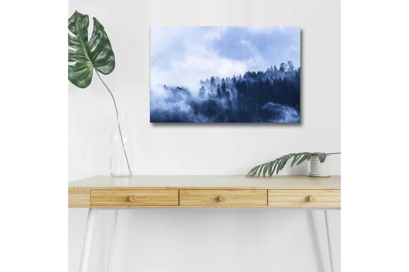Lerretsbilde med LED-belysning - Tåke som feier over en skog av høye trær, Mørk blå / Lys blå / Grå