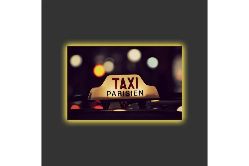 Lerretsbilde med LED-belysning - Taxiskilt med teksten TAXI PARISIEN i et nattlig bymiljø - Gul / Svart / Rød - Innredning - Bilder & kunst - Lerretsbilder