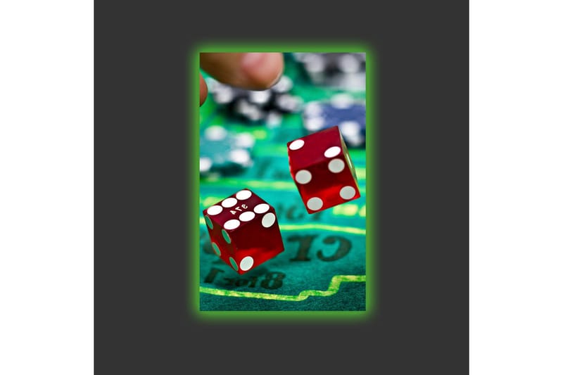 Lerretsbilde med LED-belysning - Terninger kastes på en grønn spillebane - Rød / Grønn / Svart - Innredning - Bilder & kunst - Lerretsbilder