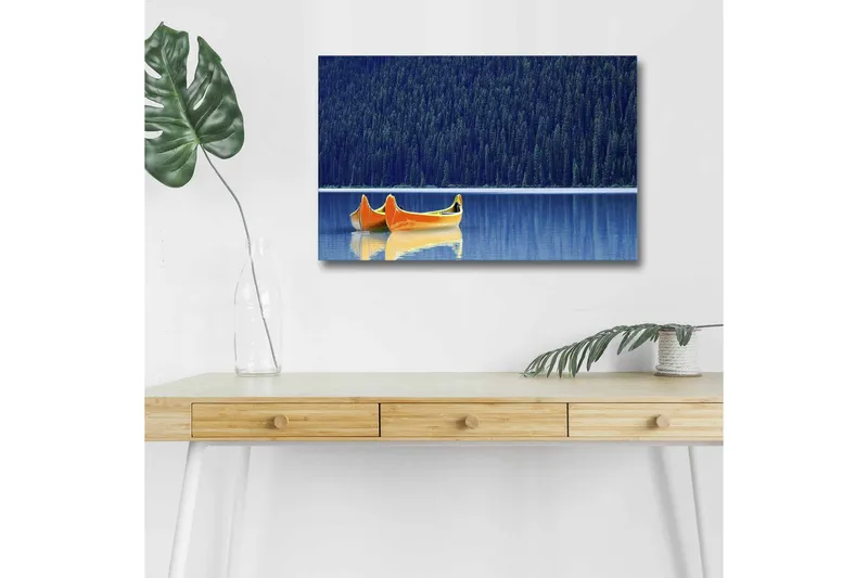 Lerretsbilde med LED-belysning - To kanoer i en speilblank innsjø omgitt av tett skog, Blå / Oransje