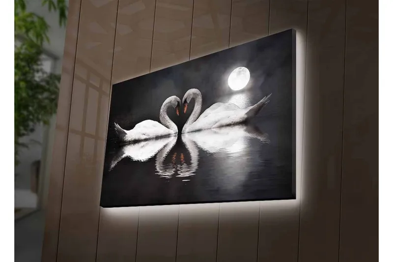 Lerretsbilde med LED-belysning - To svaner som danner et hjerte i en speillignende innsjø under en måne - Hvit / Svart / Grå - Innredning - Bilder & kunst - Lerretsbilder
