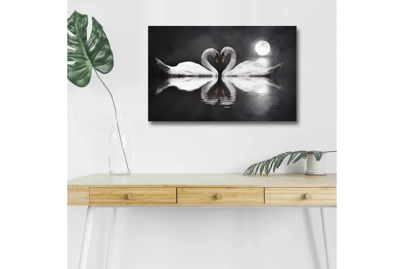 Lerretsbilde med LED-belysning - To svaner som danner et hjerte i en speillignende innsjø under en måne - Hvit / Svart / Grå - Innredning - Bilder & kunst - Lerretsbilder