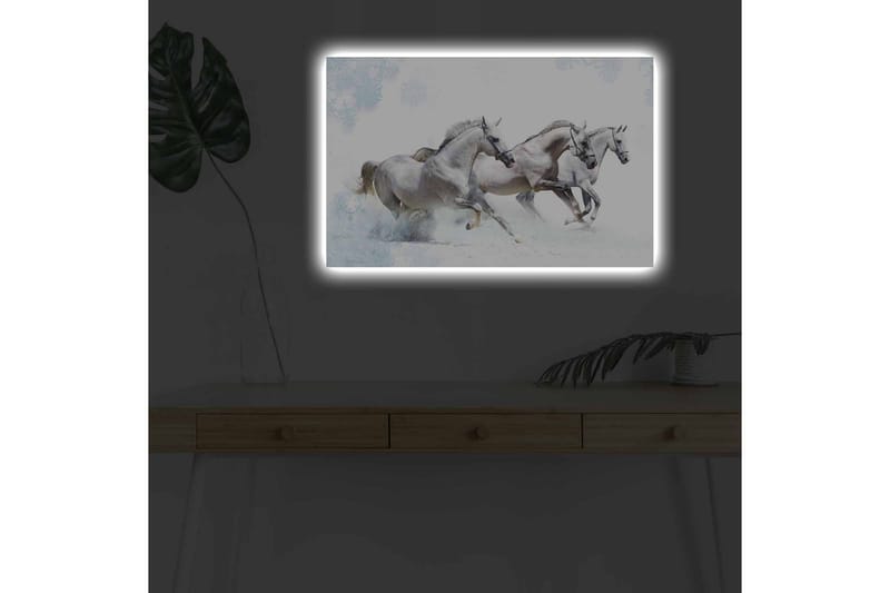 Lerretsbilde med LED-belysning - Tre hvite hester galopperer gjennom et snødekt landskap - Hvit / Lys grå / Blå - Innredning - Bilder & kunst - Lerretsbilder