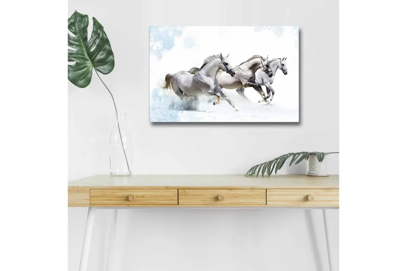 Lerretsbilde med LED-belysning - Tre hvite hester galopperer gjennom et snødekt landskap - Hvit / Lys grå / Blå - Innredning - Bilder & kunst - Lerretsbilder