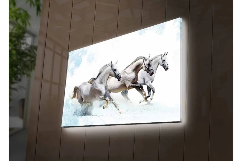 Lerretsbilde med LED-belysning - Tre hvite hester galopperer gjennom et snødekt landskap - Hvit / Lys grå / Blå - Innredning - Bilder & kunst - Lerretsbilder