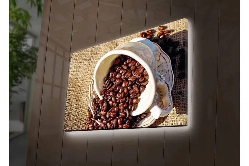 Lerretsbilde med LED-belysning - Utkast til en kopp med kaffebønner spredt over et jutestoff - Mørk brun / Beige - Innredning - Bilder & kunst - Lerretsbilder