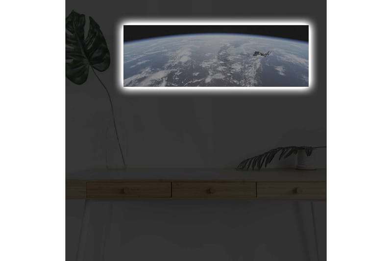 Lerretsbilde med LED-belysning - Utsikt over jorden fra verdensrommet med den internasjonale romstasjonen i fokus, Blå / Hvit / Svart