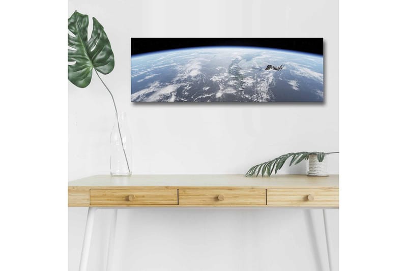 Lerretsbilde med LED-belysning - Utsikt over jorden fra verdensrommet med den internasjonale romstasjonen i fokus - Blå / Hvit / Svart - Innredning - Bilder & kunst - Lerretsbilder
