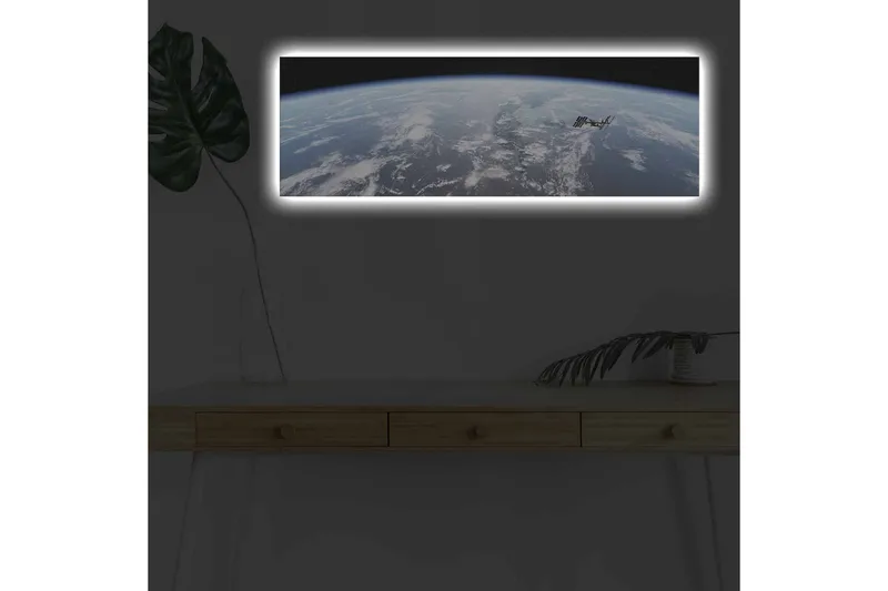 Lerretsbilde med LED-belysning - Utsikt over jorden fra verdensrommet med den internasjonale romstasjonen i fokus, Blå / Hvit / Svart