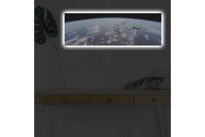Lerretsbilde med LED-belysning - Utsikt over jorden fra verdensrommet med den internasjonale romstasjonen i fokus - Blå / Hvit / Svart - Innredning - Bilder & kunst - Lerretsbilder
