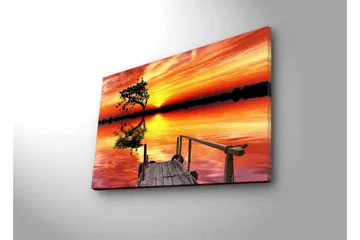 Lerretsbilde med LED-belysning - Vakker solnedgang over en speilblank innsjø med en ensom trebredde - Oransje / Gul / Svart - Innredning - Bilder & kunst - Lerretsbilder